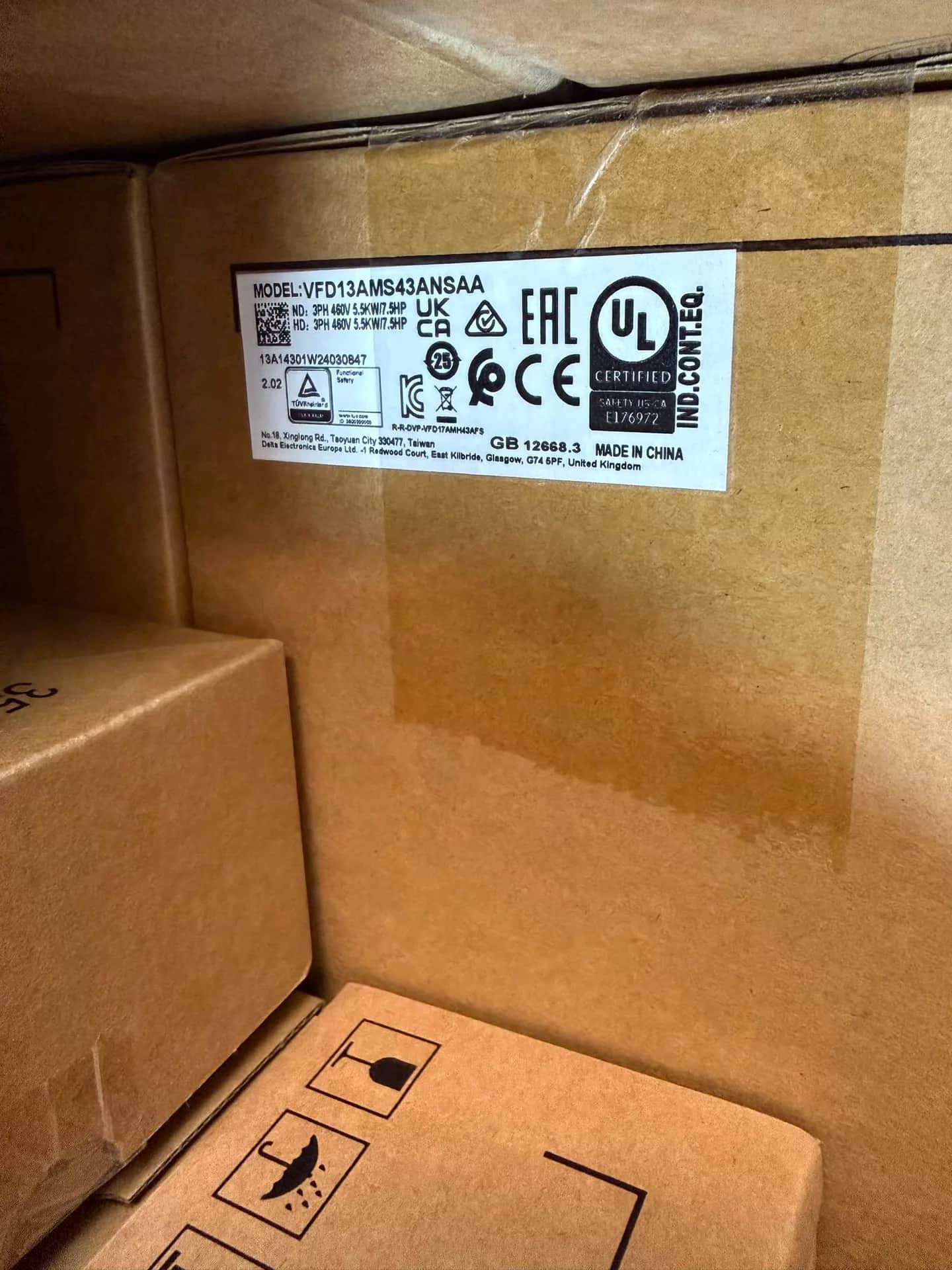 100% gloednieuwe originele en echte Delta 380V 5.5KW VFD13AMS43ANSAAFrequentieomvormers Drive Servomotor