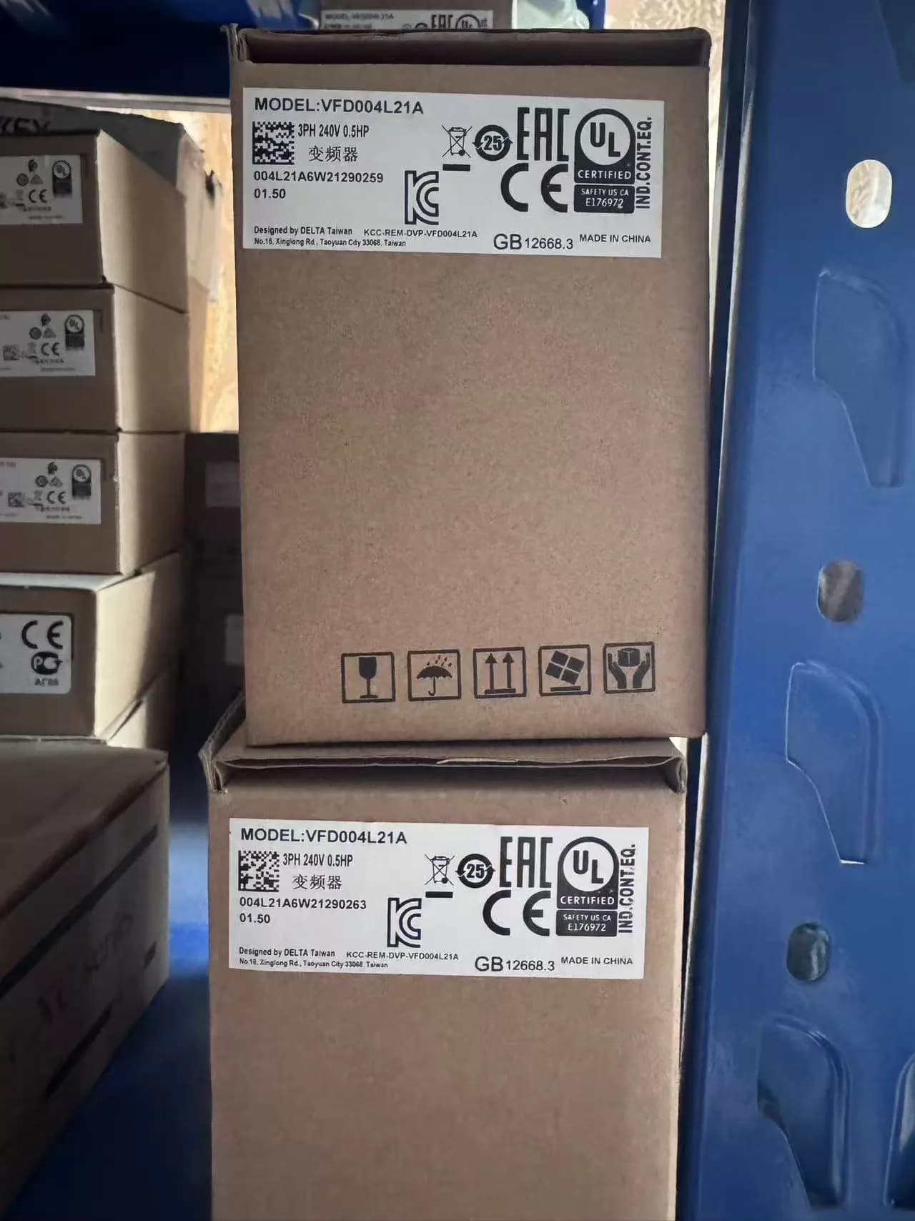 100% gloednieuwe originele en echte Delta VFD004EL21A Frequentieomvormers Drive Servomotor