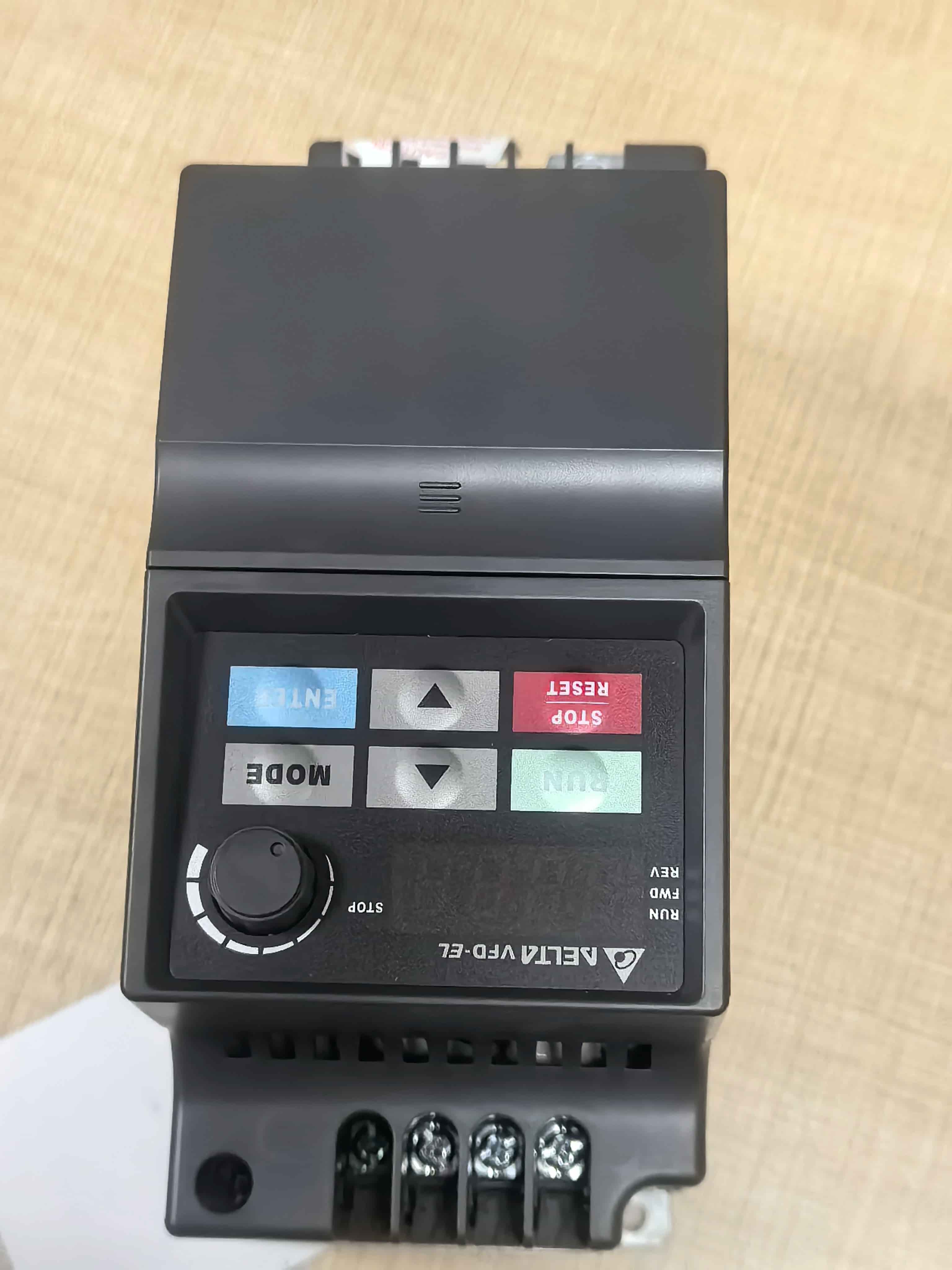 100% gloednieuwe originele en echte Delta VFD007EL43A Frequentieomvormers Drive Servomotor