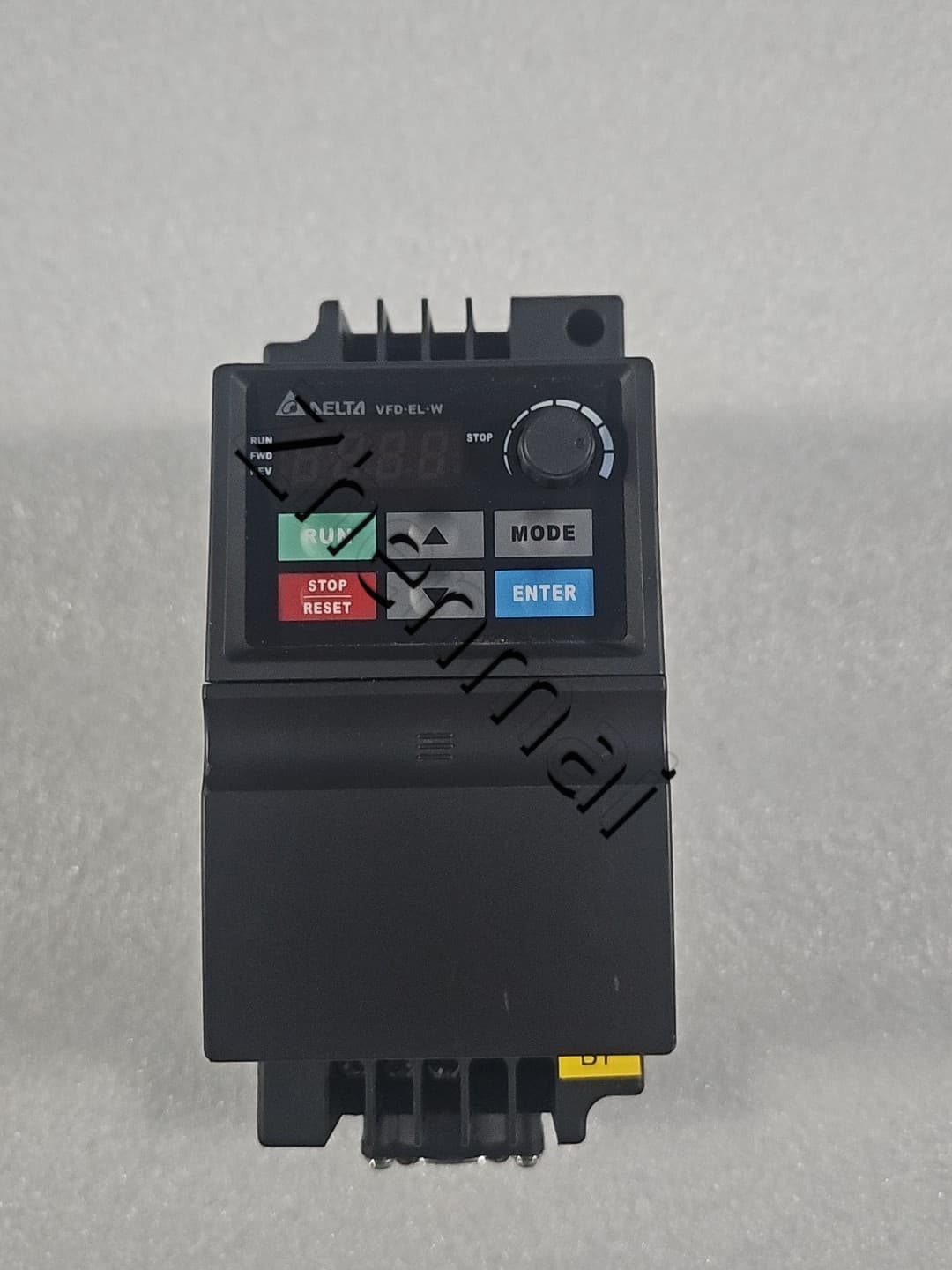 100% gloednieuwe originele en echte Delta VFD015EL43W Frequentieomvormers Drive Servomotor