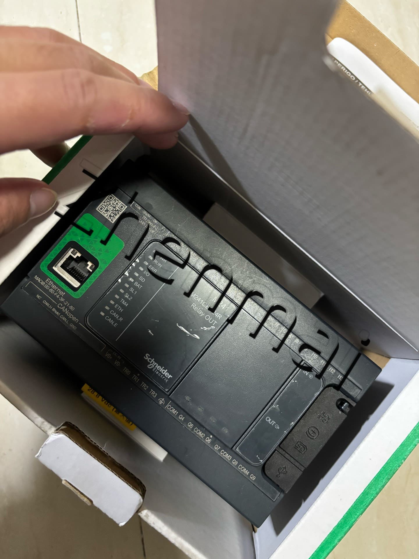 100% gloednieuwe, originele en echte Schneider TM241CEC24T Frequentieomvormers, stroomonderbrekers, schakelaars, beveiligingsapparaten