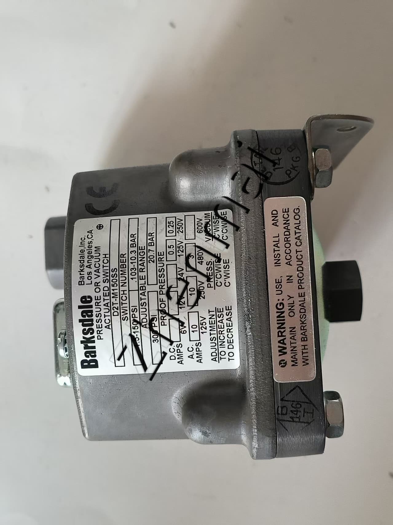 Gloednieuwe Originele Barksdale 0401-388 D2T-M150SS druksensor Niveauschakelaar Stromingsschakelaar Drukschakelaar Snelle Verzending