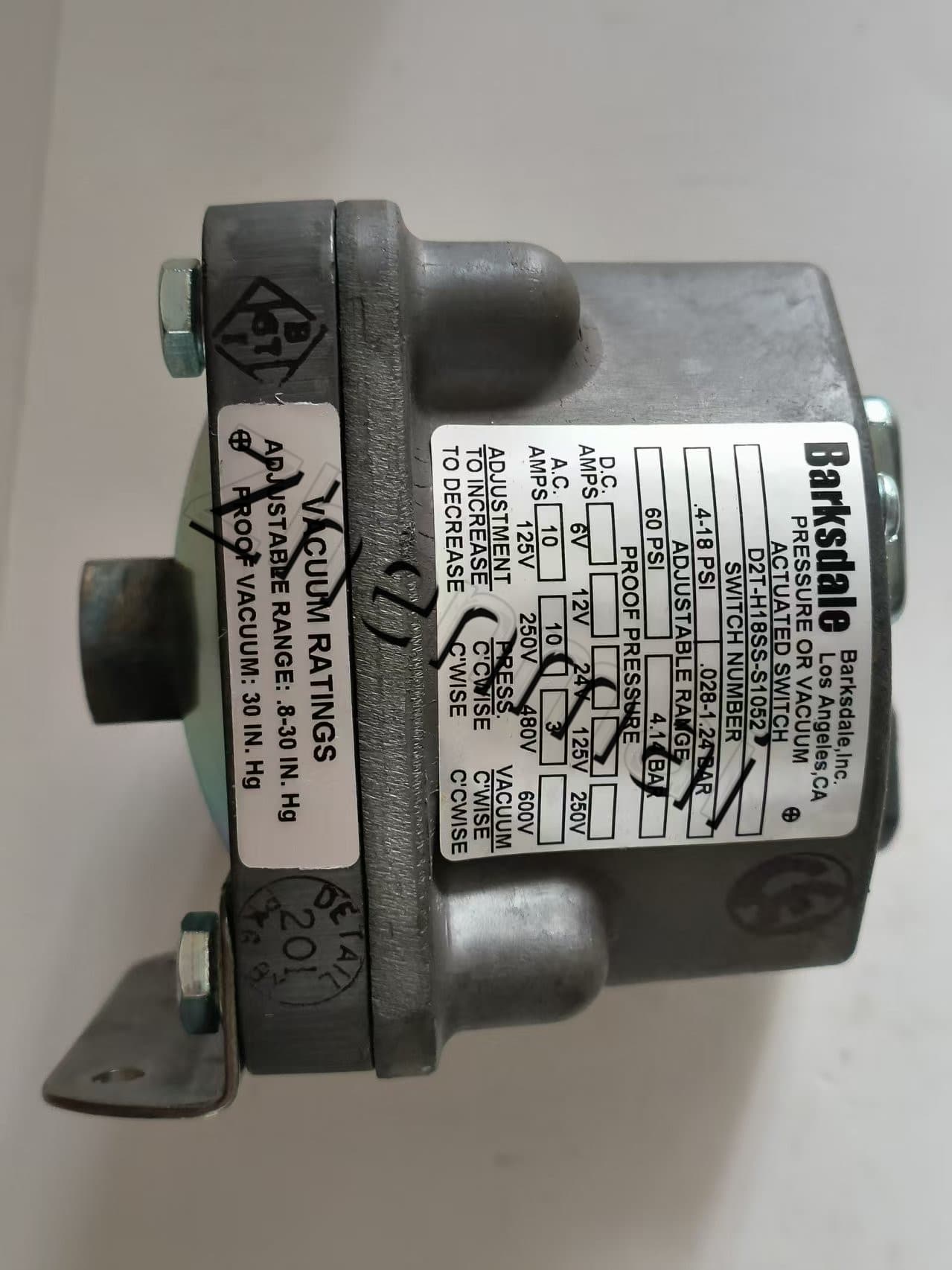 Gloednieuwe Originele Barksdale D2T-H18SS-S1052 druksensor Niveauschakelaar Flow schakelaar Drukschakelaar Snelle Verzending
