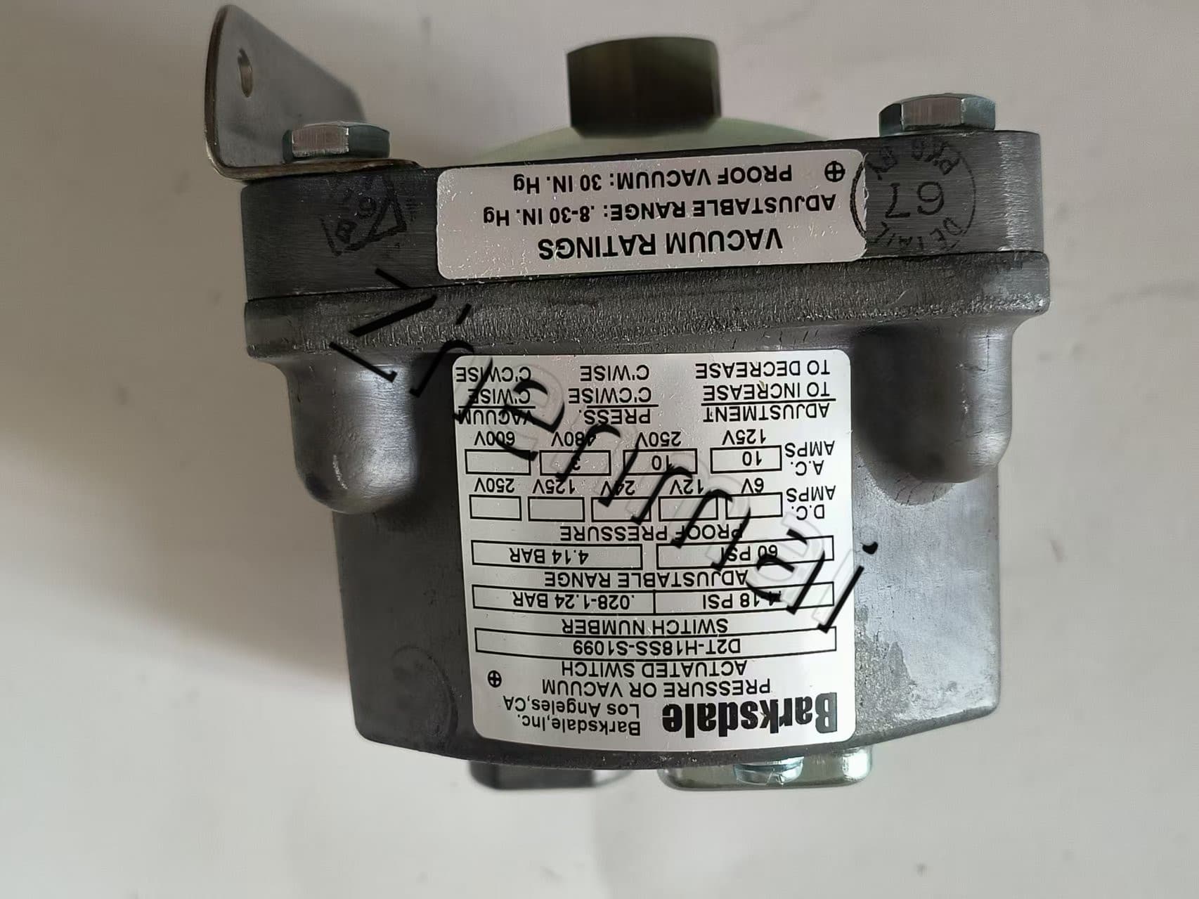 Gloednieuwe Originele Barksdale D2T-H18SS-S1099 druksensor Niveauschakelaar Stromingsschakelaar Drukschakelaar Snelle Verzending