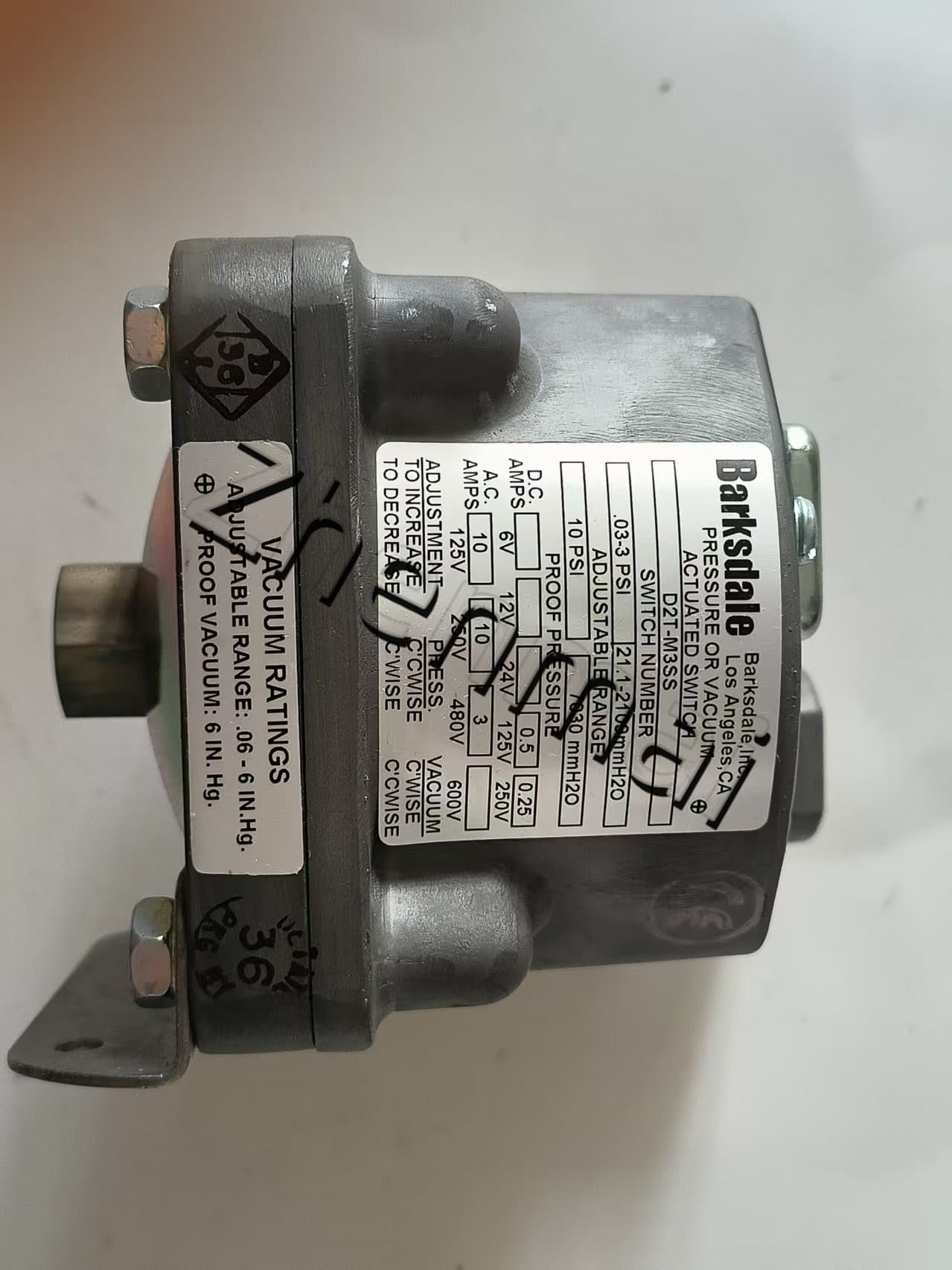 Gloednieuwe Originele Barksdale D2T-M3SS 0401-407 druksensor Niveauschakelaar Stromingsschakelaar Drukschakelaar Snelle Verzending