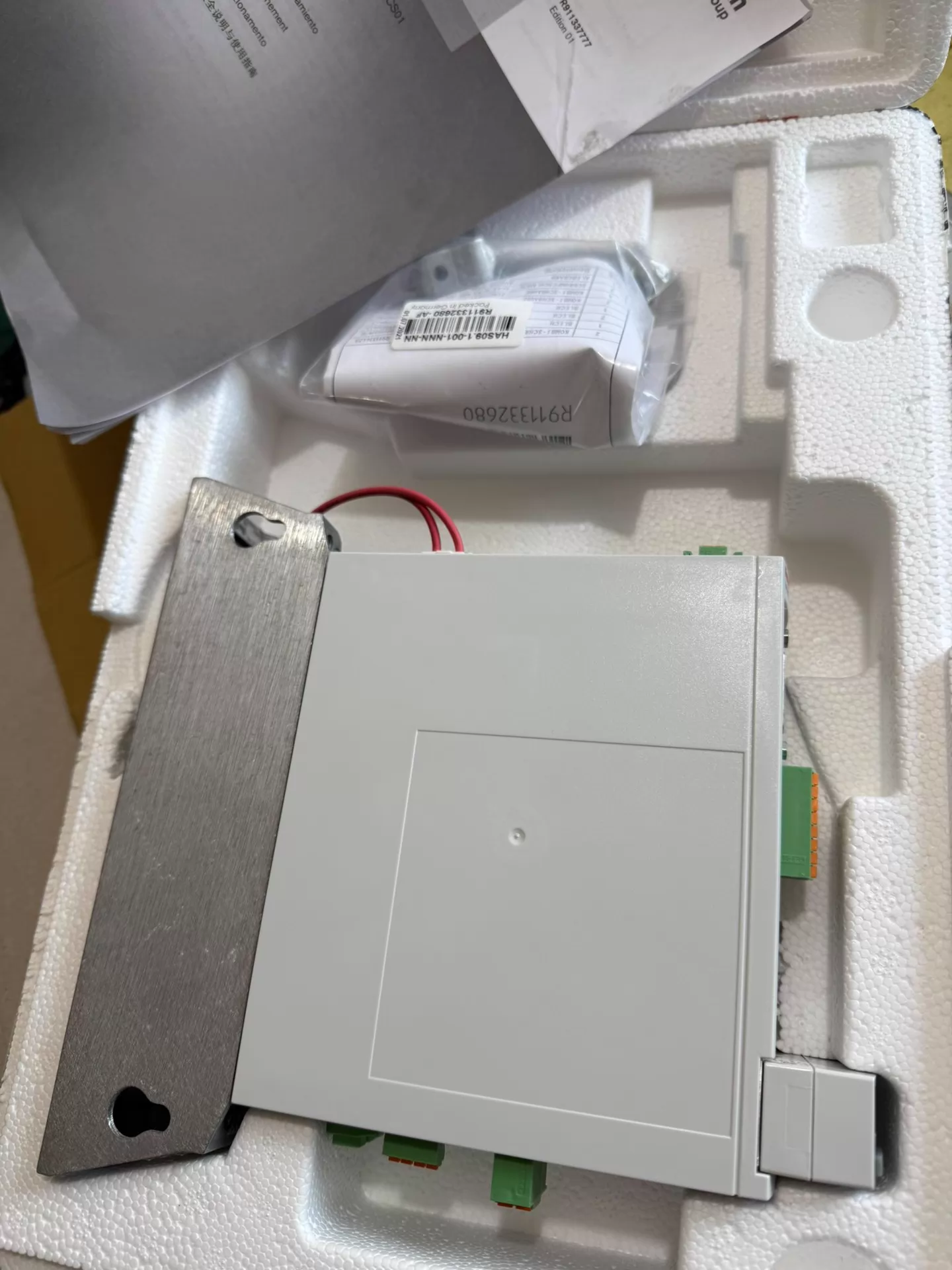 Gloednieuwe Originele Bosch Rexroth Servo drive HCS01.1E-W0009-A-02-B-ET-EC-PB-NN-NN-FW Servomotor Snelle Verzending