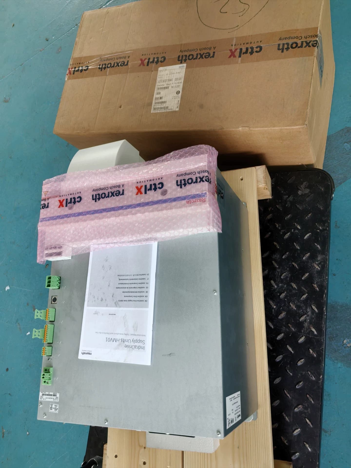 Gloednieuwe Originele Bosch Rexroth Servo drive HMV01.1R-W0120-A-07-NNNN Servomotor Snelle Verzending