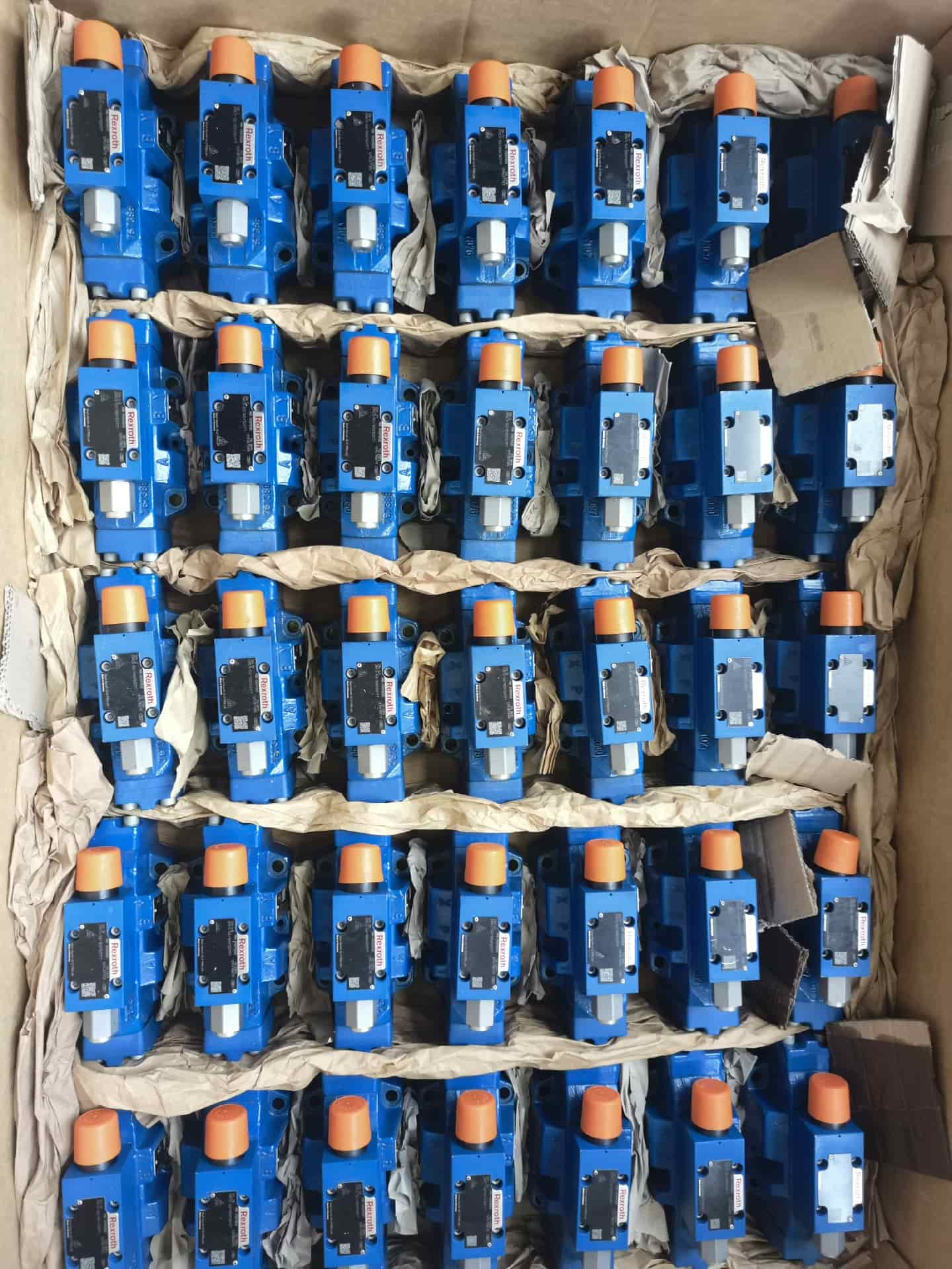 Gloednieuwe Originele Bosch Rexroth Servo drive reduceerventiel 4WREE10E75-2X/G24K31/F1V Servomotor Snelle Verzending