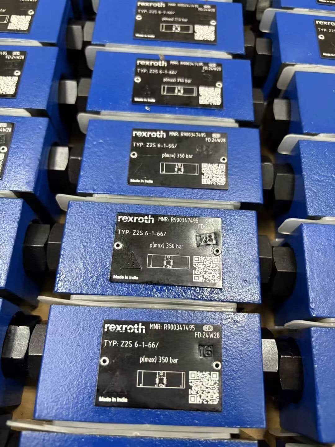 Gloednieuwe Originele Bosch Rexroth Servo drive Proportionele klep 4WRA6W30-2X/G24K4/V Servomotor Snelle Verzending