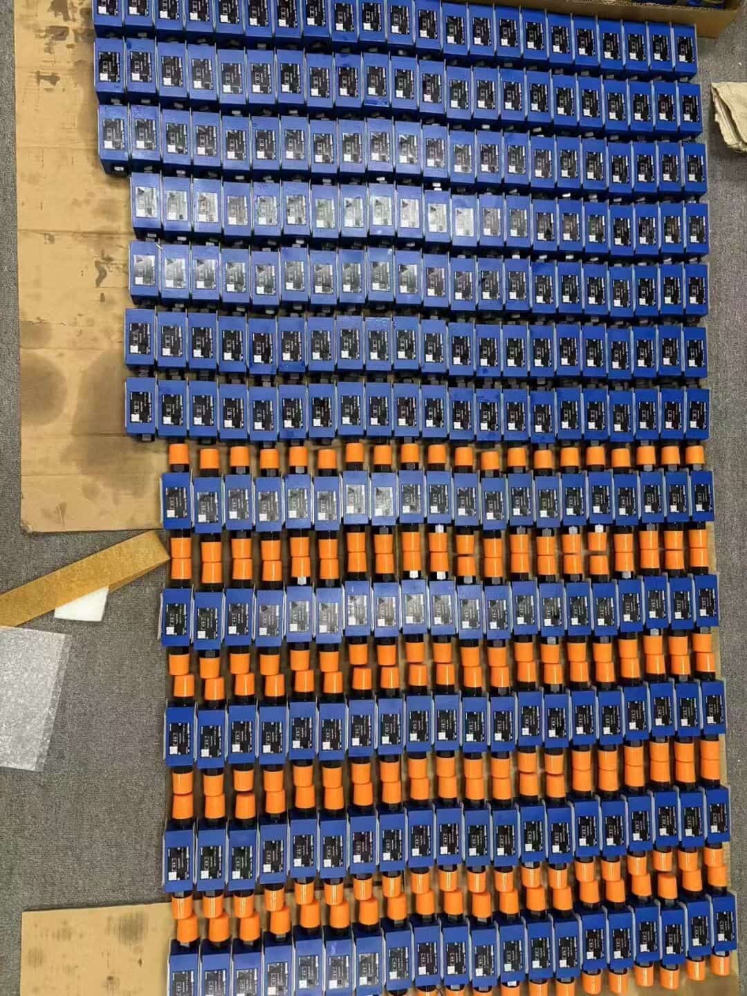 Gloednieuwe Originele Bosch Rexroth Servo drive Proportionele klep 4WRAE6W15-2X/G24N9K31/F1V Servomotor Snelle Verzending