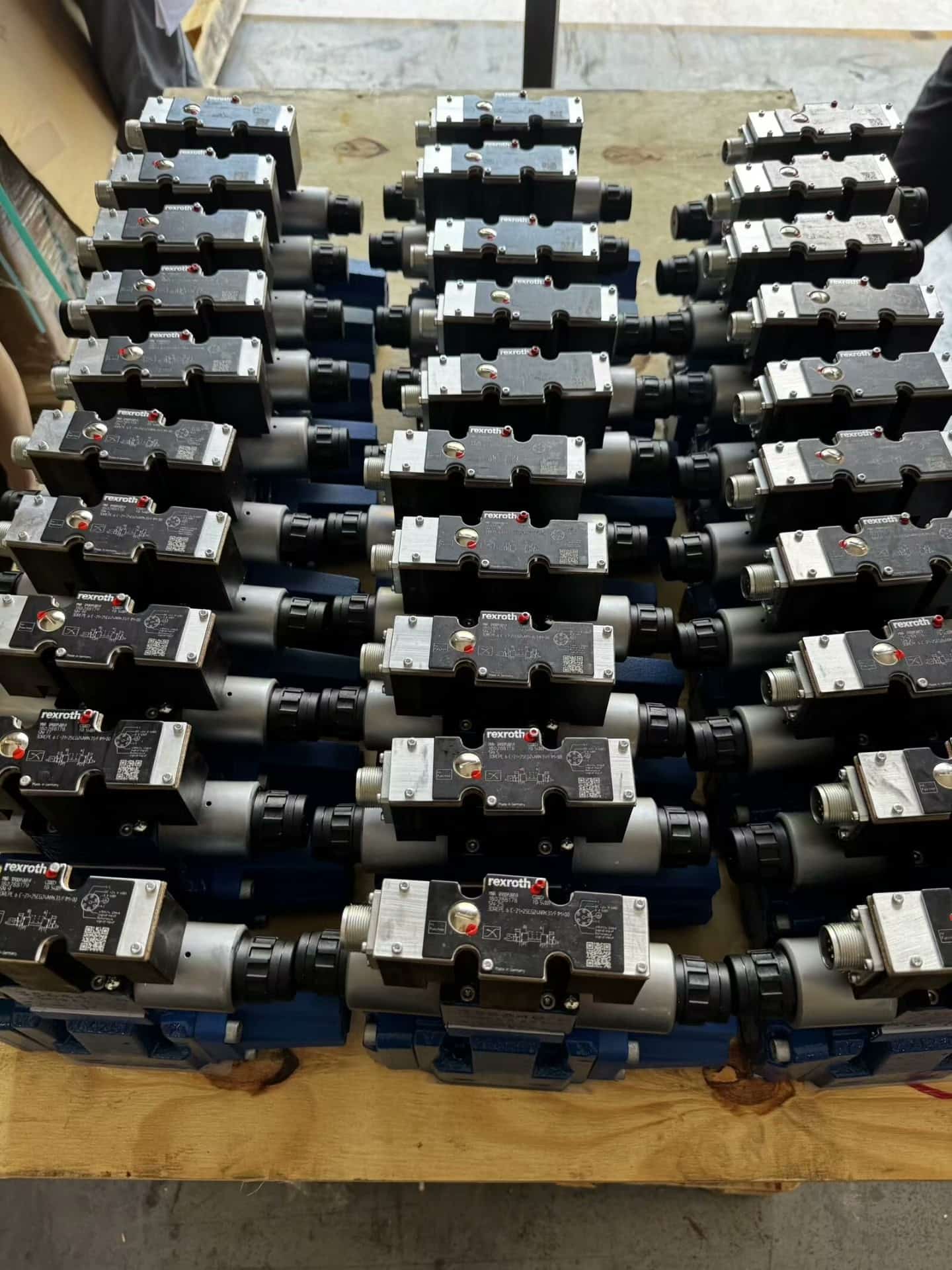 Gloednieuwe Originele Bosch Rexroth Servo drive Proportionele klep 4WREQ6Q5-08-2X/V00-24PA63 Servomotor Snelle Verzending