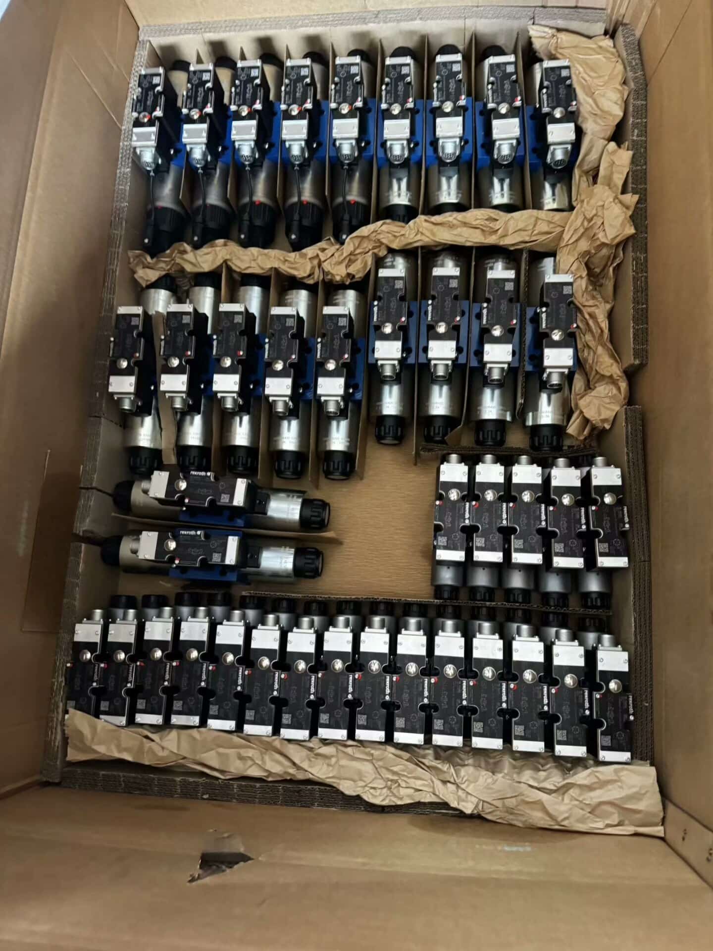 Gloednieuwe Originele Bosch Rexroth Servo drive Proportionele klep 4WRTE10V50L-4X/6EG24ETK31/A1M Servomotor Snelle Verzending