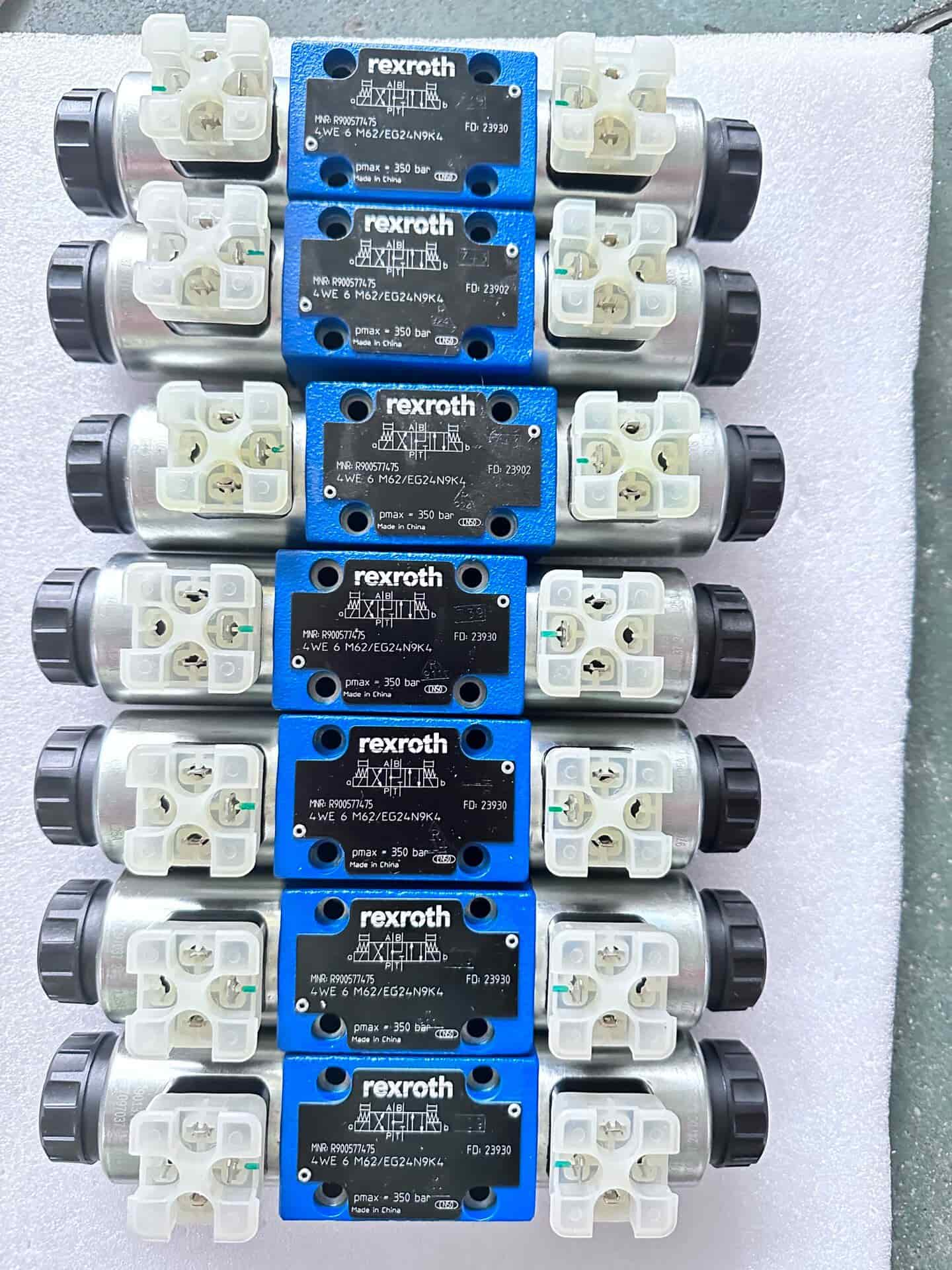 Gloednieuwe Originele Bosch Rexroth Servo drive Proportionele klep 4WRZE10W8-85-7X/6EG24N9ETK31/F1D3M Servomotor Snelle Verzending