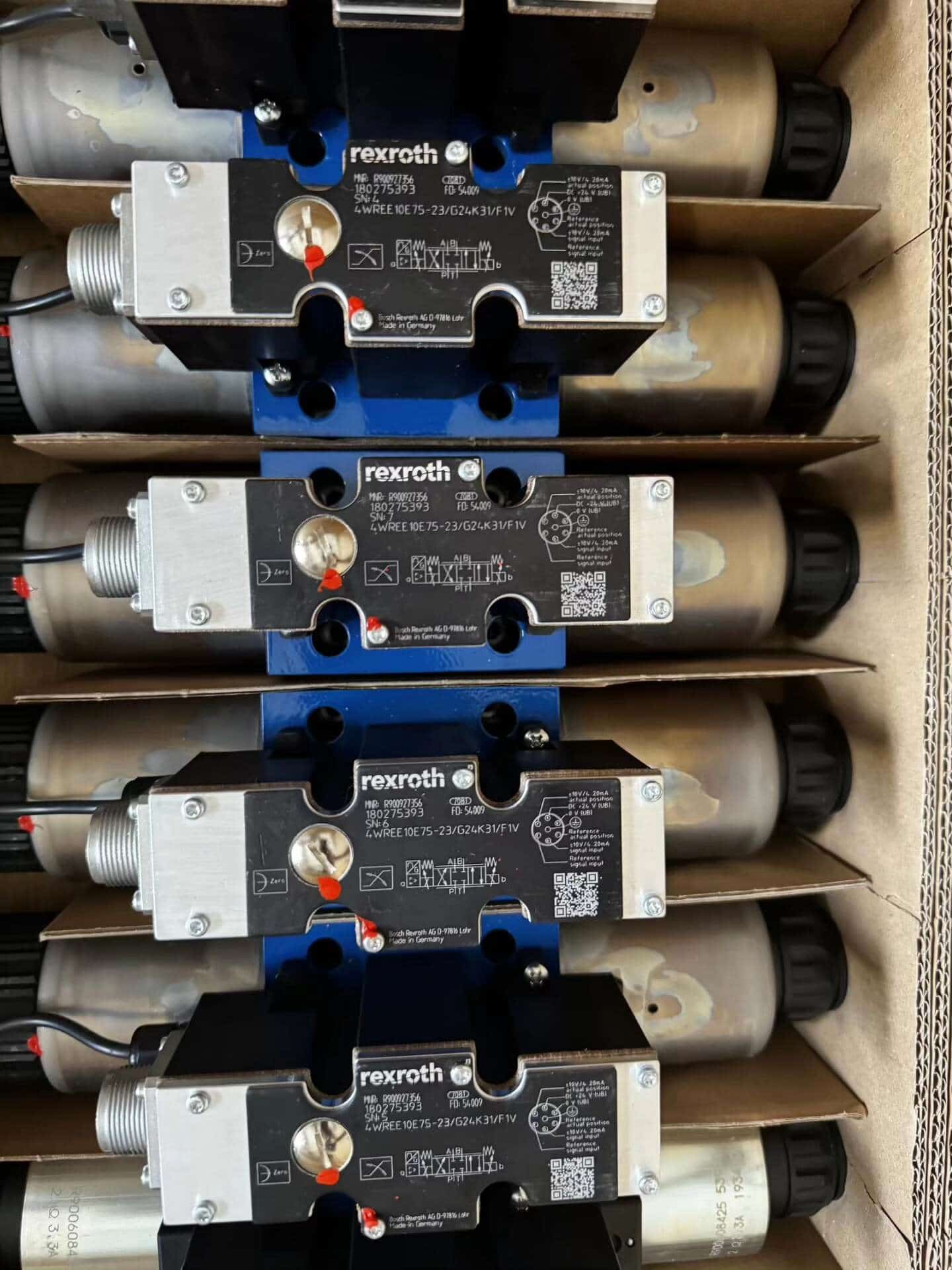 Gloednieuwe Originele Bosch Rexroth Servo drive Proportionele klep 4WRZE25W8-325-7X/6EG24N9K31/A1D3M Servomotor Snelle Verzending