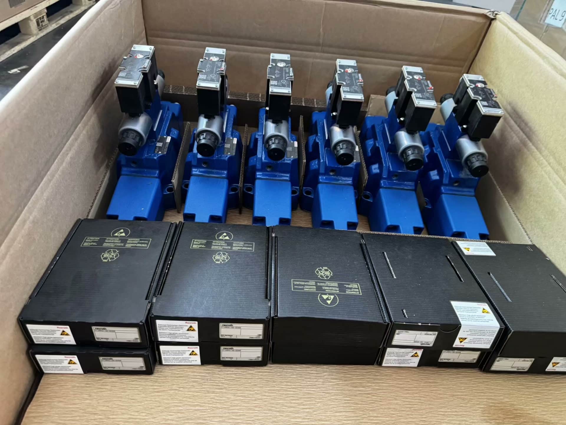 Gloednieuwe Originele Bosch Rexroth Servo drive Proportionele klep ZDREE6VP2-1X/210MG24K24F1M Servomotor Snelle Verzending
