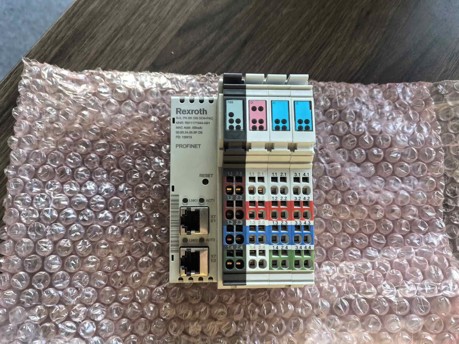 Gloednieuwe Originele Bosch Rexroth Servo drive R911171944-AB1R-IL PN BK DI8 DO4-PAC Servomotor Snelle Verzending